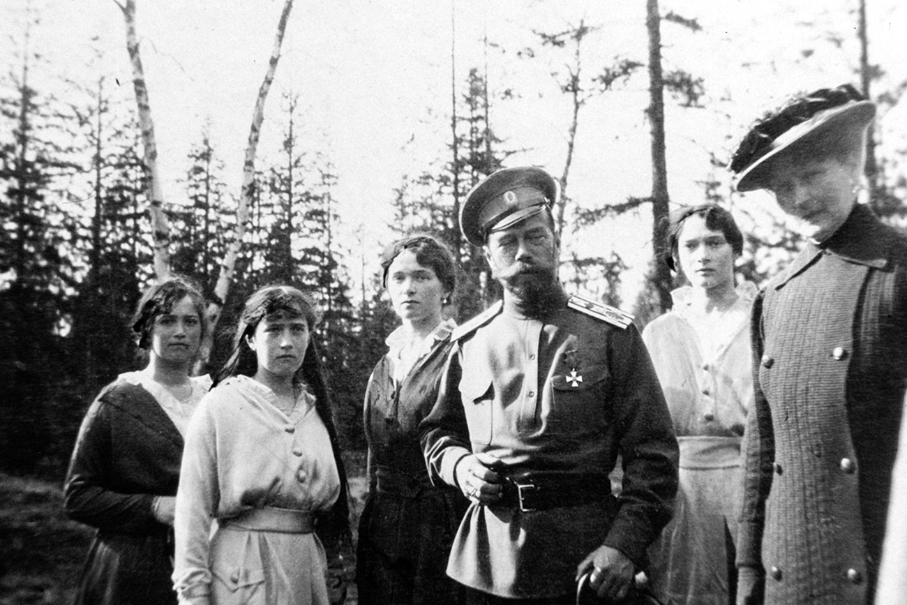 Цар Николай II с дъщерите му - Мария, Анастасия, Олга и Татяна