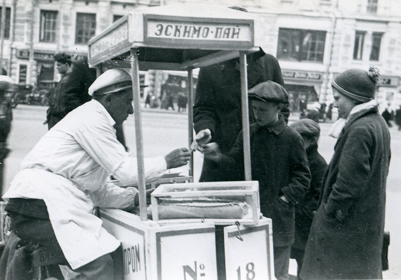 Il gelato era venduto sfuso o smerciato ai bambini impazienti di mangiarlo in bancarelle, chioschi e bar, incartato in confezioni da 50 o 100 grammi // Banchetto per la vendita di gelato in Urss, 1935