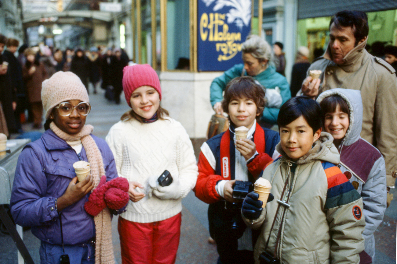 Il gelato nelle coppette di wafer era di solito coperto da una sottile carta circolare, che i bambini leccavano e spesso appiccicavano a porte e finestre // Ragazzini statunitensi mangiano il gelato durante una visita ai grandi magazzini Gum di Mosca, 1984