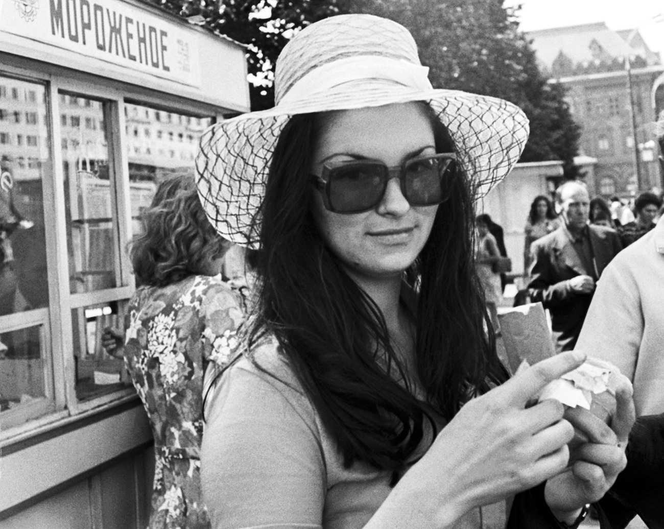 Il più caro tra i gelati sovietici (48 copeche) era il fior di latte “Plombir”. Pesava 250 grammi, ma questa porzione non era abbastanza per l’intera famiglia. I sovietici lo amavano ricoperto di marmellata fatta in casa (in russo, varenje) // La turista bulgara Anja Kapitanova mangia un gelato nel centro di Mosca, 1976