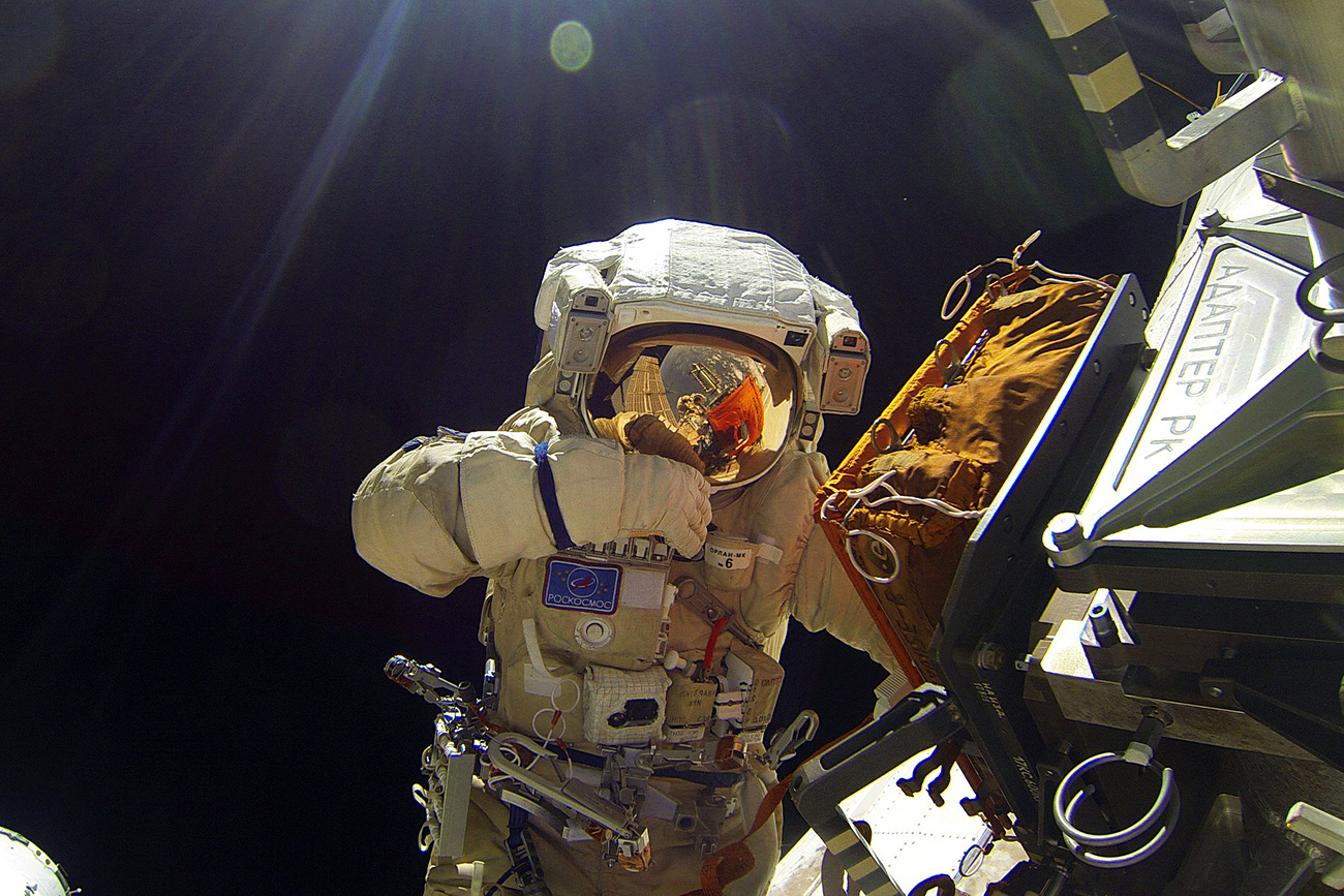 Космонаутите на „Роскосмос“ Сергеј Волков и Јуриј Мленченко во отворена вселена.