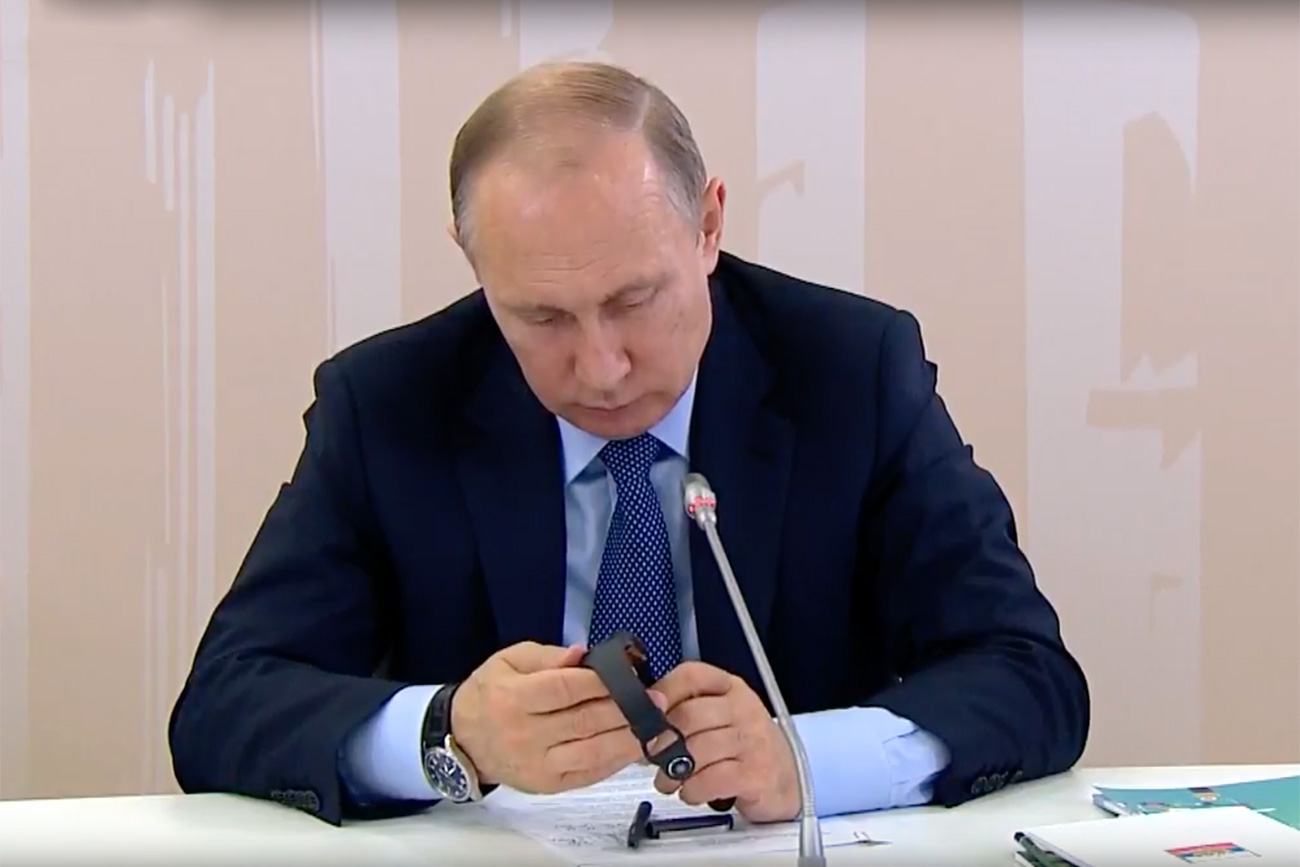 Vladimir Putin z rusko pametno zapestnico.