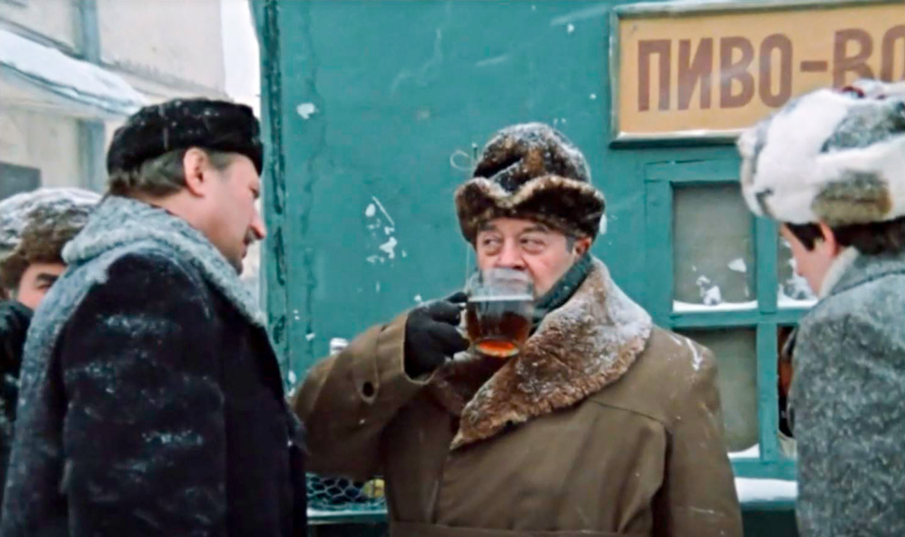 Les Soviétiques qui ne voulaient pas boire devant les kiosques allaient dans des maisons de la bière. En général, ils prenaient plusieurs verres, grignotaient de la vobla ou un autre poisson séché et ruminaient. Les amateurs des boissons plus fortes apportaient de la vodka en cachette, se versaient des shots sous la table et les avalaient avec de la bière. La bière et la vodka étaient même mélangées en cachette : ce cocktail s’appelait Yorch (goupillon). Très classe.