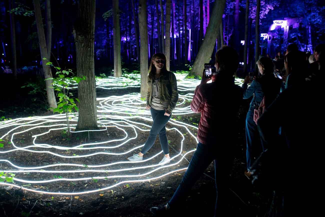 O mapa do evento inclui uma caminhada de um quilômetro através da floresta mágica, onde é possível sentir-se sozinho em meio à natureza (isto é, se não houver muitos ‘Instagrammers’ a seu redor). Além disso, uma das áreas temáticas do festival, intitulada Pandora, foi inspirada no longa “Avatar”, de James Cameron.