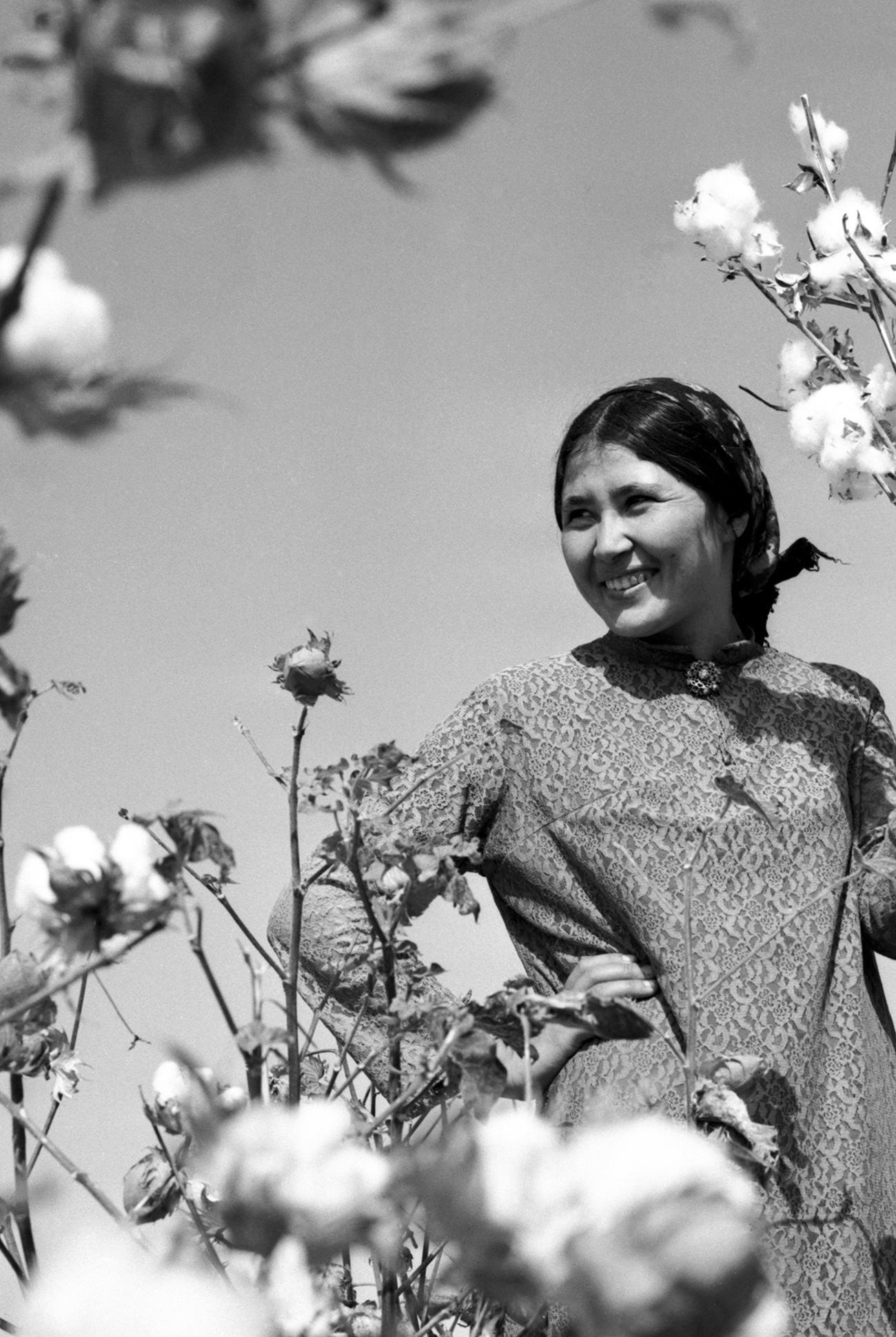 However, even with maximum deployment of human resources, it was impossible to grow so much cotton. // Turkmen SSR, 1978