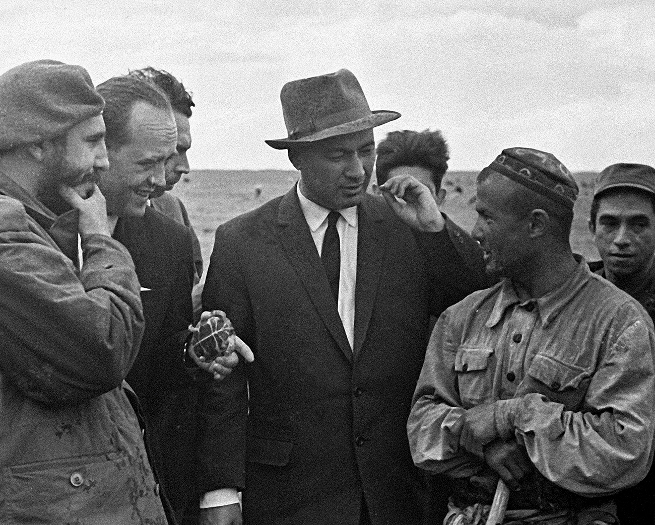 Fidel Castro (esq.) e o primeiro-secretário do Partido Comunista do Uzbequistão, Sharof Rashidov (segundo à dir.) com pastores na fazenda coletiva de Sverdlov, 1963