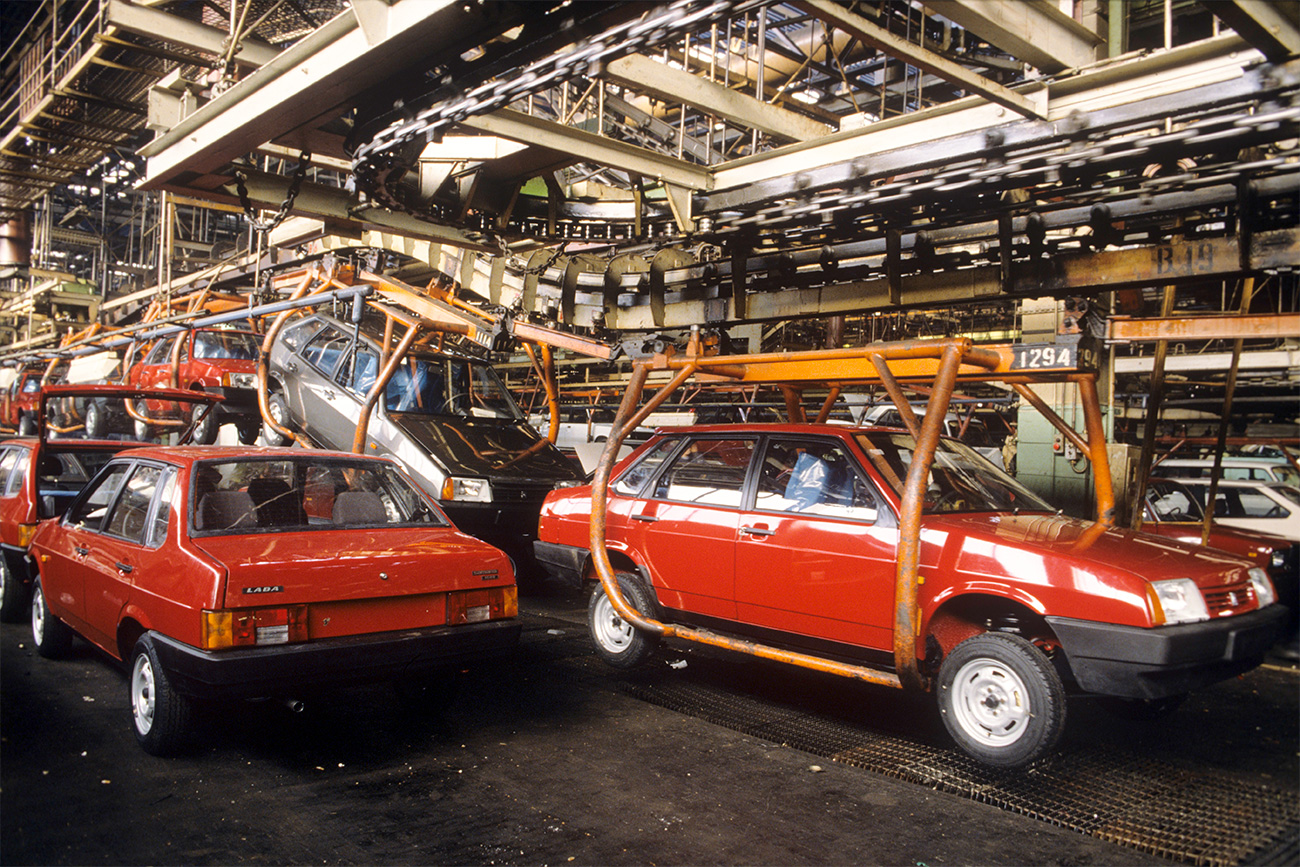 АвтоВАЗ је  скраћеница за назив фабрике „Волжска фабрика аутомобила”. Иначе, АвтоВАЗ је највећи руски произвођач аутомобила. Са његових производних трака су силазили познати модели  „Жигули“, „Нива“, „Лада Самара“ и тд. Фабрика је отворена 1966. године као део совјетско-италијанске пословне сарадње.  