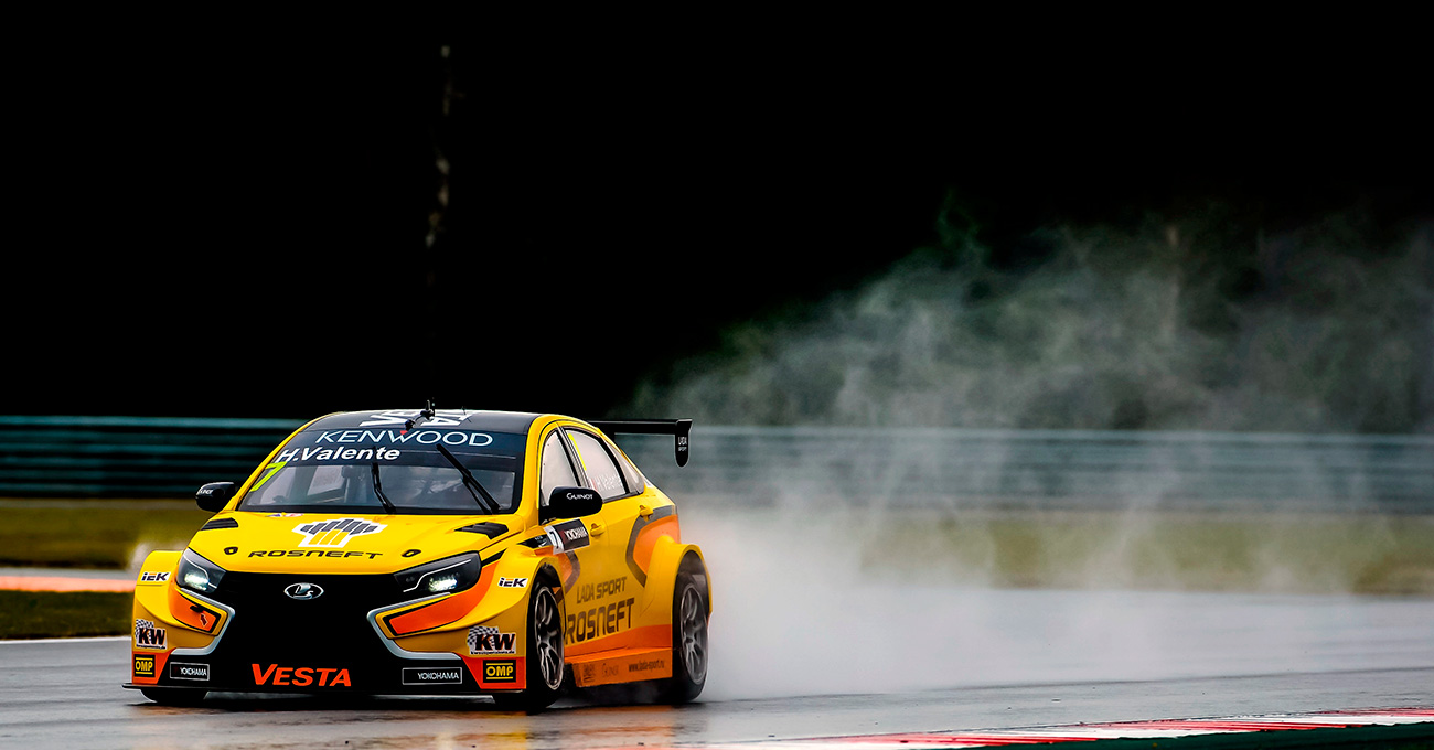 Lada Sport Rosneft racer Hugo Valente takes part in a FIA WTCC Round 4 qualification race at the Moscow Raceway track in the Volokolamsky District of the Moscow Region. 11.06.2016