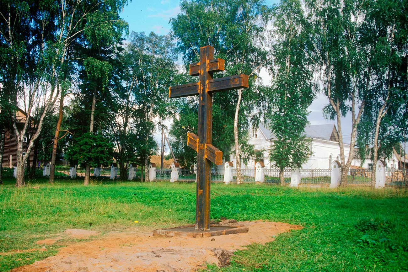 Nyrob. Memorial cross on site of shrine to Mikhail Nikitich Romanov. Photo: August, 2000ю