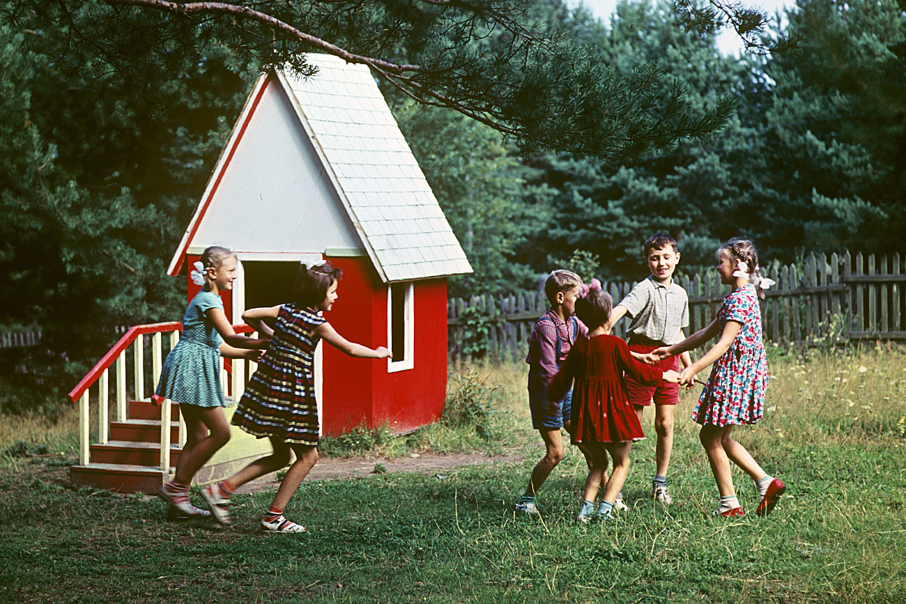 Деца на детската площадка в санаториум до Звенигород, Московска област, 1965 г.
