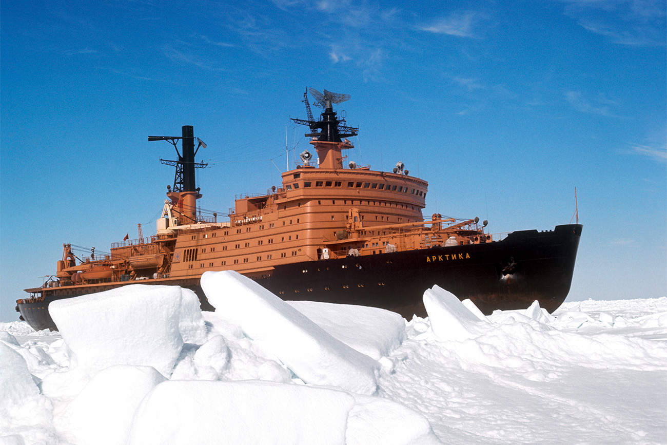 The Arktika nuclear-powered icebreaker among ice and snow. 