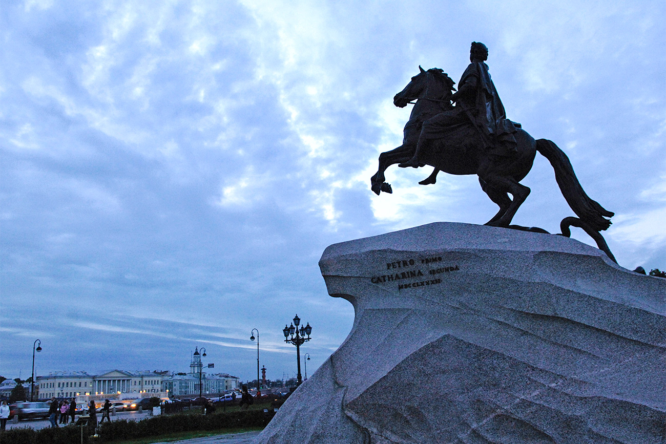 Бронзениот коњаник, споменик на Петар Велики на Сенатскиот плоштад во Санкт Петербург. 13.6.2006.
