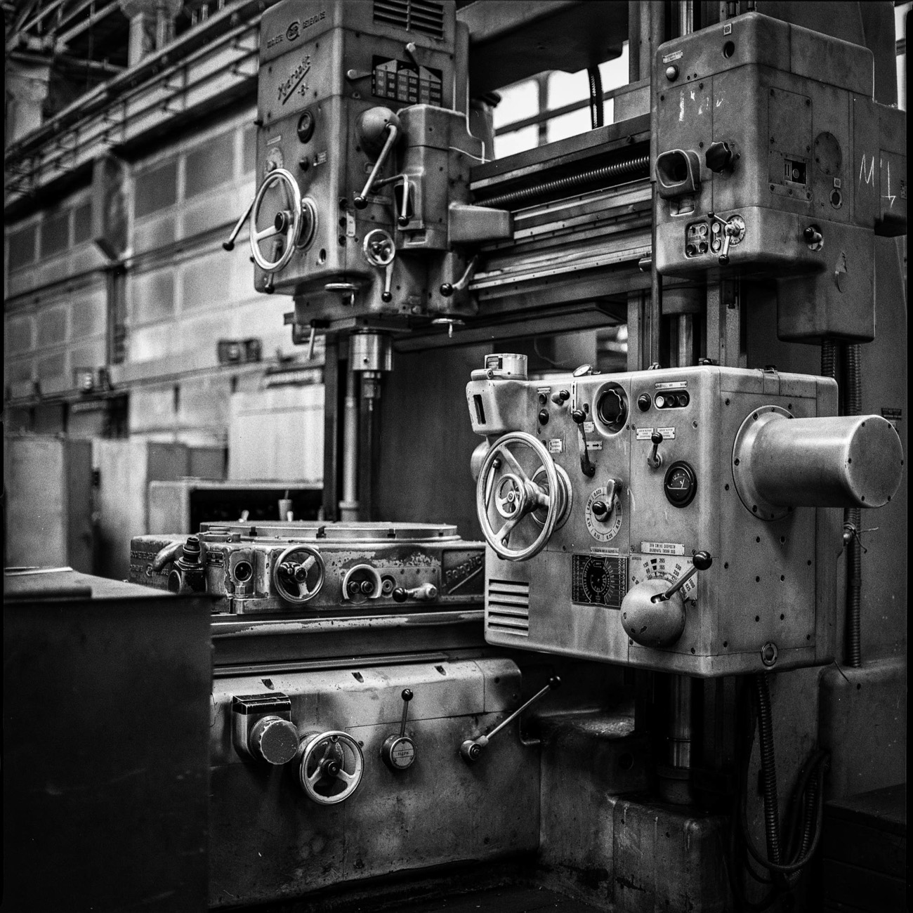 Dans l’atelier de moteurs, des centaines de pièces destinées à la ligne semi-automatique permettaient de créer le cœur de l’automobile, le moteur. L’ensemble du processus d'assemblage comporte environ 70 opérations.