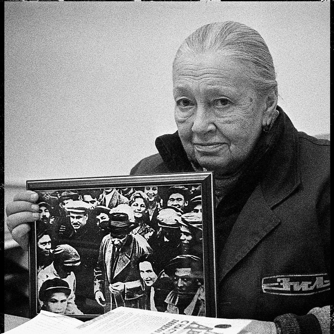 Inesa Storoženko se zaposlila u tvornici 1962. godine. Na fotografiji koju drži u ruci su pisac Maksim Gorki, njezin otac Miron Klickin i direktor tvornice Ivan Lihačov. 