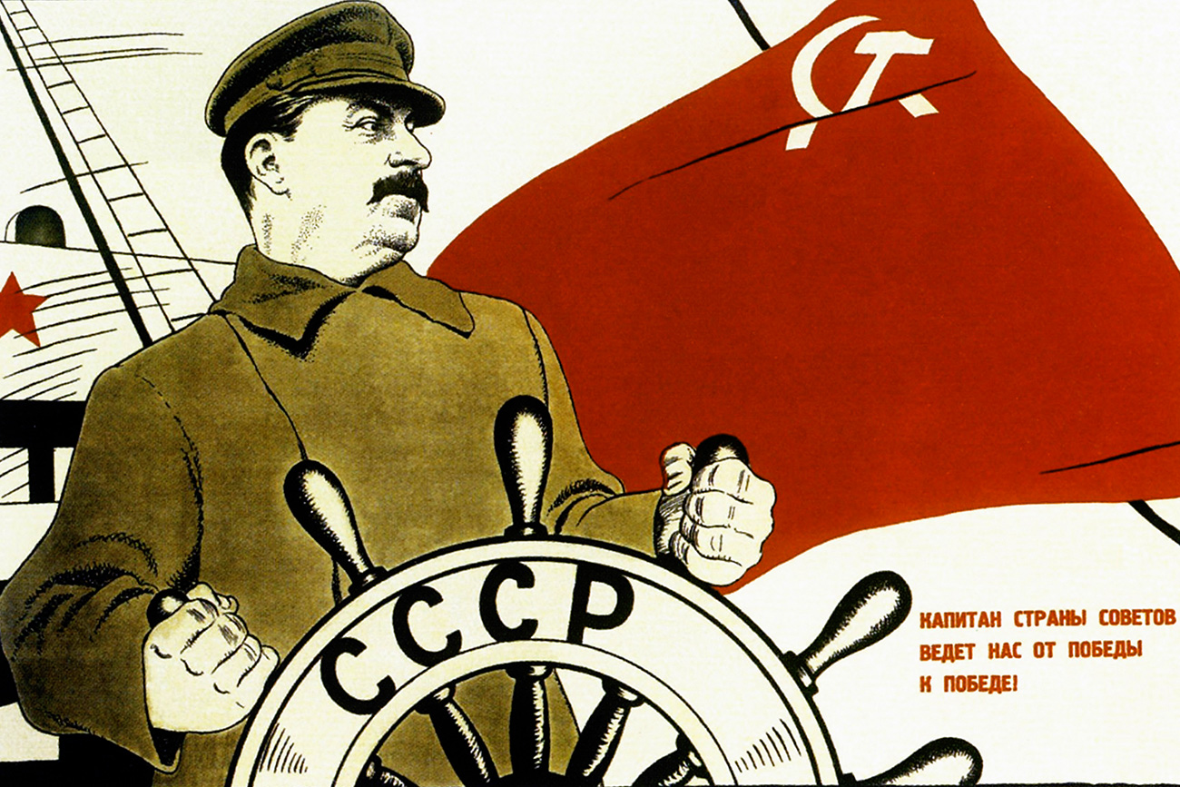 Poster soviético de propaganda en el que se muestra a un amado Stalin y sus acólitos. "El capitán de la URSS nos lleva de una victoria a otra".