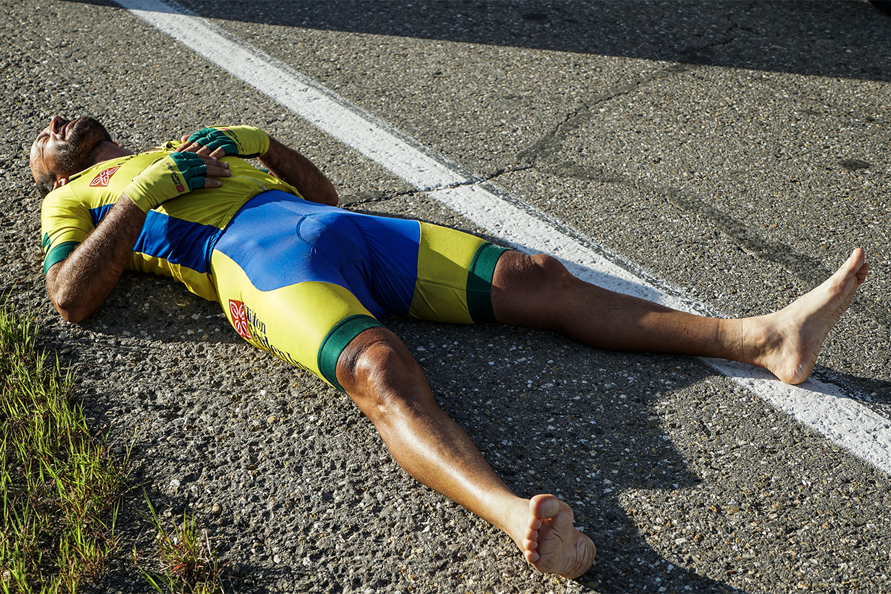 La plus importante portion de route, entre Tchita et Svobodny, était longue de 1 368 km et le premier cycliste l’a parcourue en 52 heures seulement ! Photo : le Brésilien Marcelo Florentino Soares se repose après une étape.