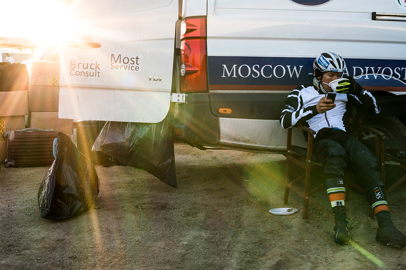 Une voiture assurait le ravitaillement en eau et nourriture, assurait le suivi médical des coureurs et palliait aux problèmes techniques. L’Allemand Pierre Bischoff pendant la 11ème étape entre Oulan-Oude et Tchita.