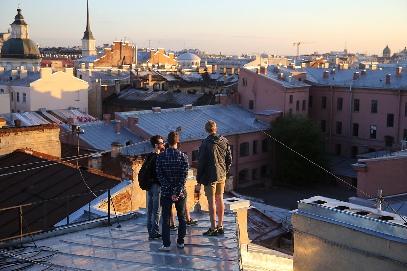 Туристи на покрив в Санкт Петербург. 