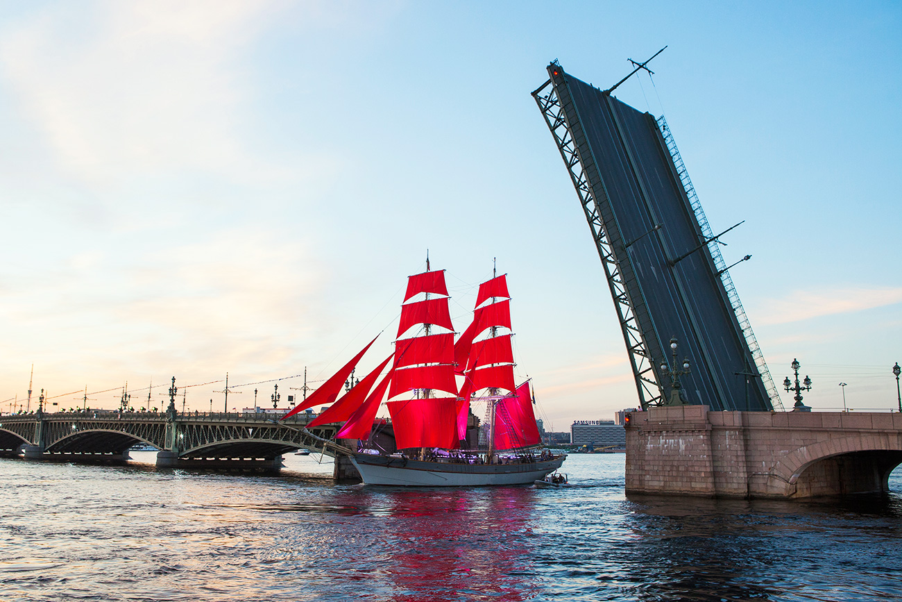 El Puente de la Trinidad durante la fiesta en San Peterburgo. 