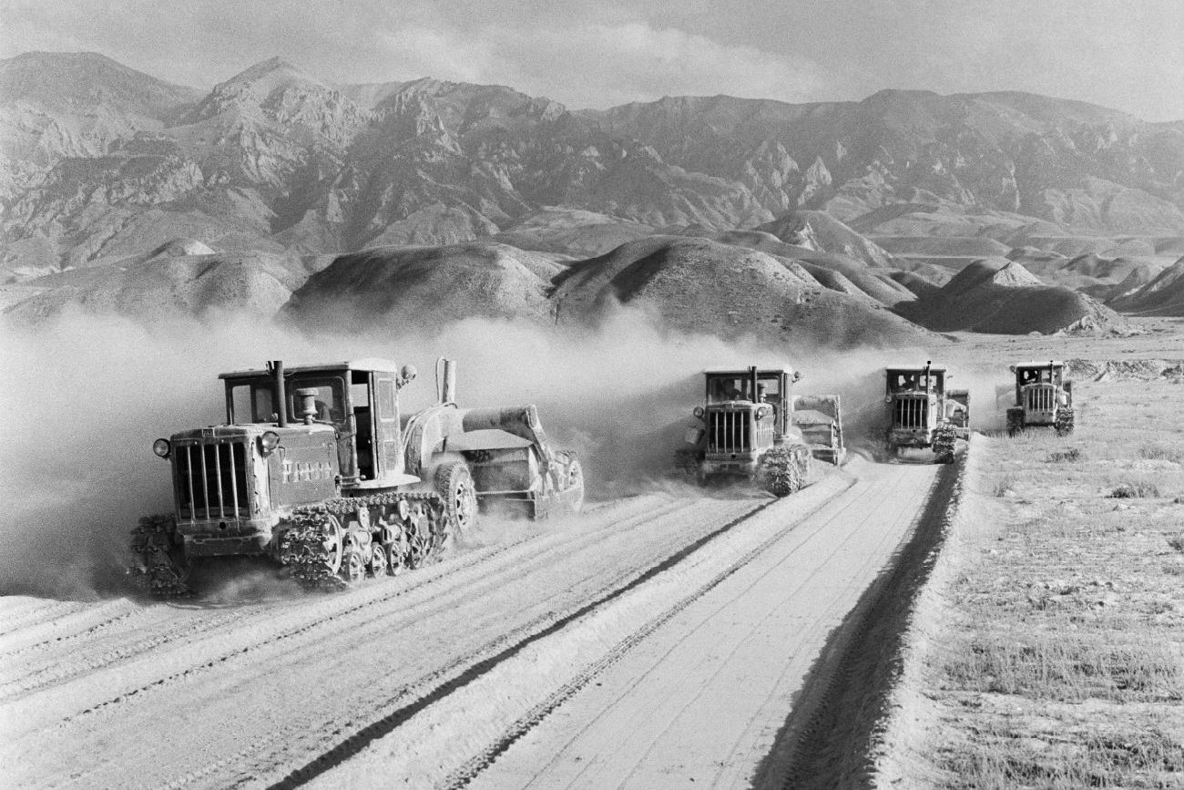 Киргизката ССР. Трактори на мобилна меганизирана колона в долината Куланак.