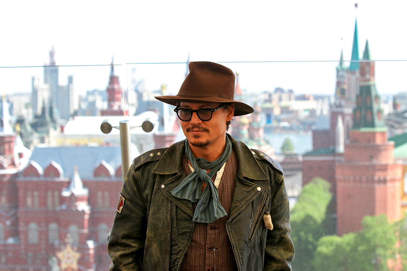 Johnny Depp en una sesión de fotos en el hotel Ritz-Carlton Hotel.