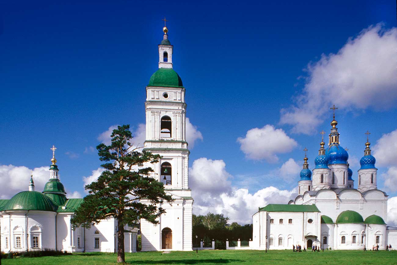 Tobolsk. Right: Cathedral of St. Sophia & the Dormition, with sacristy. Left: Bell tower and Intercession Cathedral. Southeast view. Photo: August, 1999.
