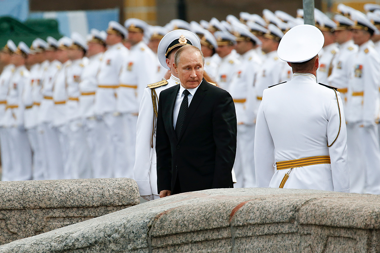 Presiden Rusia Vladimir Putin mengatakan bahwa pemotongan anggaran militer tidak akan mempengaruhi program persenjataan negara.