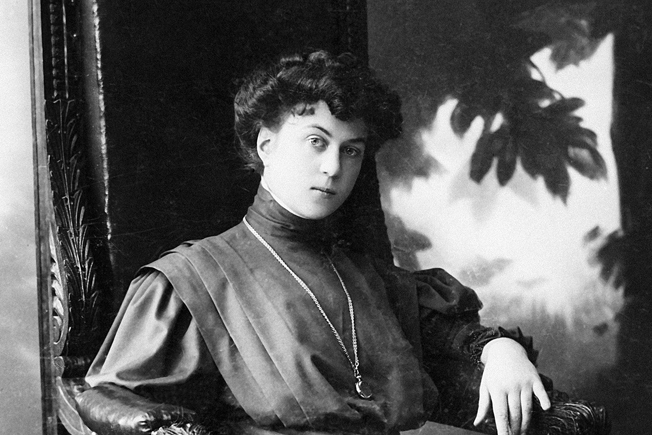 Revolucionarka, ministrica za socialo in diplomatska Aleksandra Kollontai. Retuširana fotografija iz leta 1908.