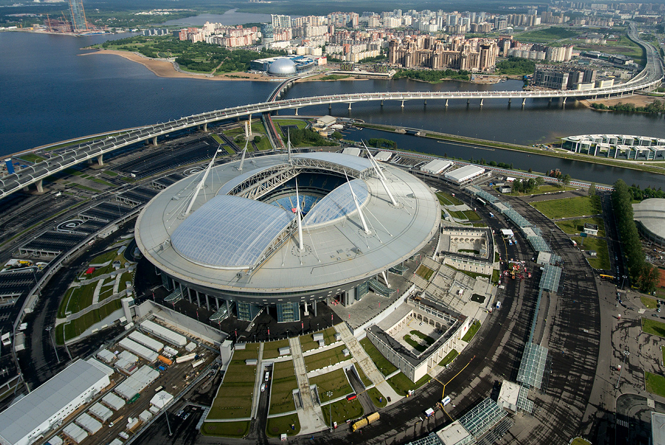 Футболният стадион "Зенит-Арена" в Санкт Петербург.