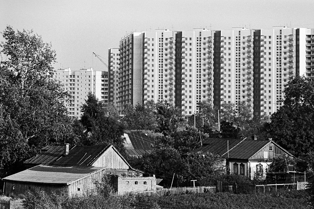 　たとえば、モスクワ市南西部のトロパリョヴォ・ニクリノ地区は現在、中心部から地下鉄で20分の場所となっているが、50年前はトロパリョヴォ村とニクリノ村という2つの村だった。今日、交通量の多いレーニン大通り沿いの地区となっている。
