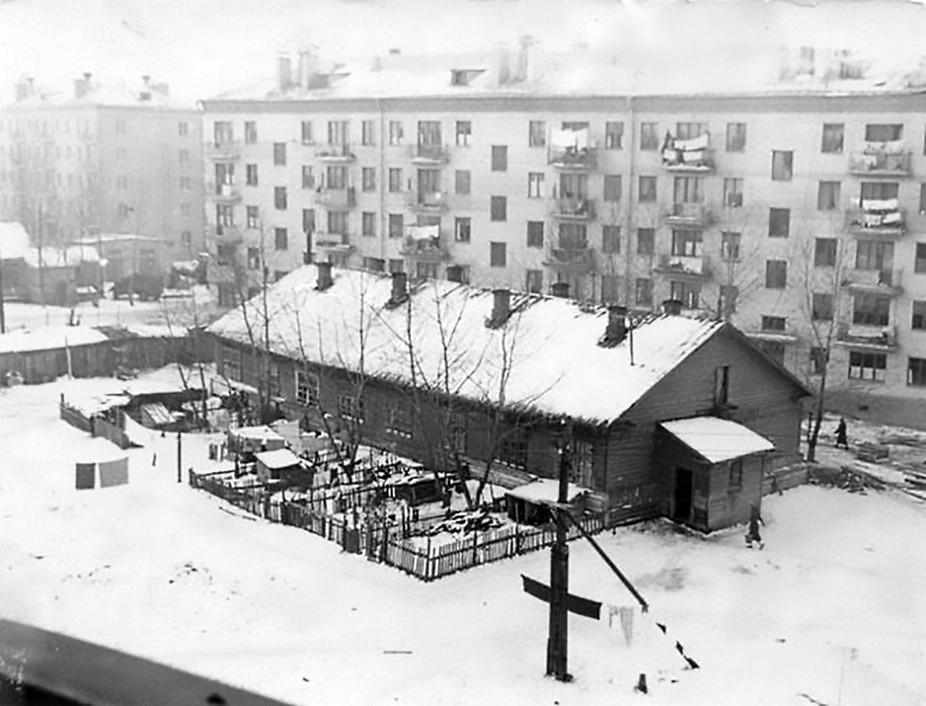 Rumah-rumah kayu dan barak tetap berada di distrik yang dekat tak jauh dari pusat kota sampai tahun 1960-an. Misalnya, seperti inilah rupa Distirk Tekstilshchiki lebih dari 50 tahun lalu.