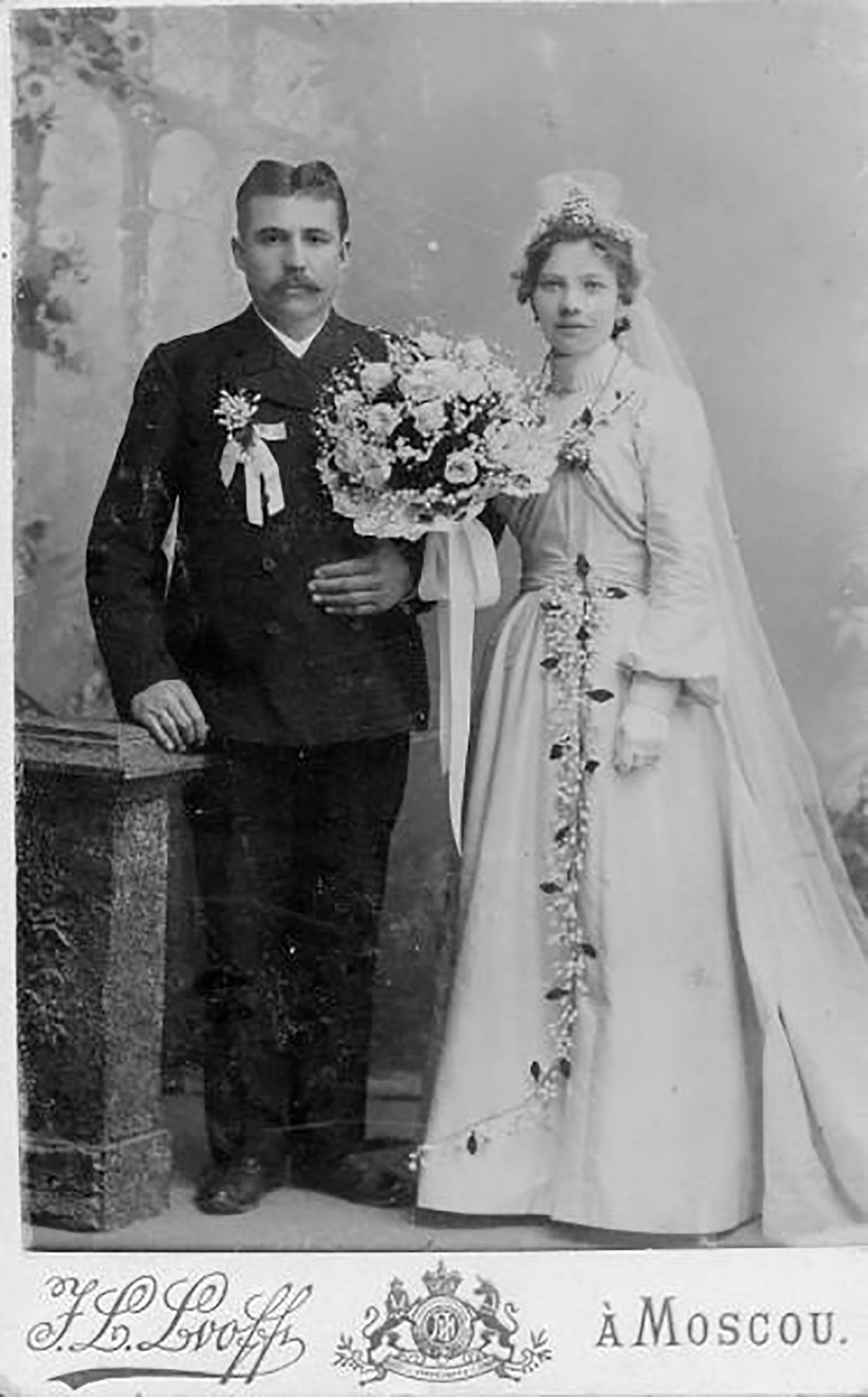 Generalmente lo sposo era più maturo della sposa. Si pensava che l’età ideale per il matrimonio fosse compresa fra i 18 e 22 anni per le donne e fra i 25 e i 30 per gli uomini / Mosca, 1890-1905