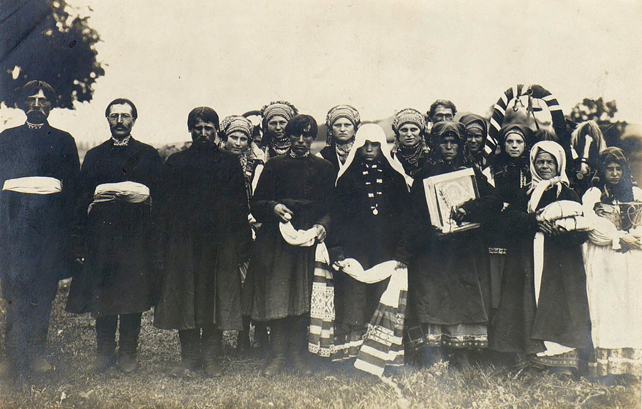 Every nationality of the Russian Empire has its own traditions and outlook on marriage. Young Cossacks, for instance, first start talking about marriage with their parents. If the potential bride met their requirements, preparations for matchmaking began. (Wedding train: Youth after church wedding. Tula Province, 1902)