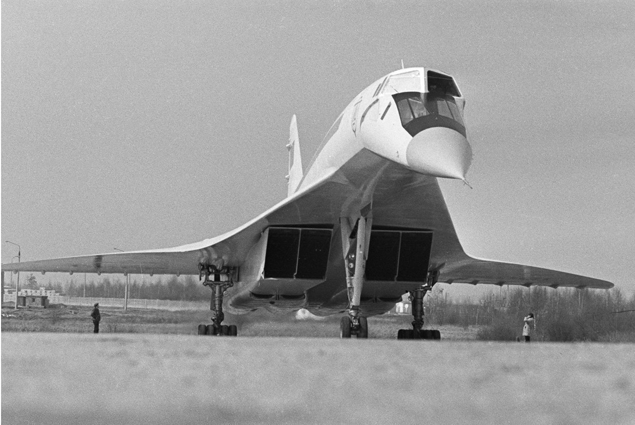 13 април 1972 г. Сврухзвуковият Ту-144 се готви за полет.