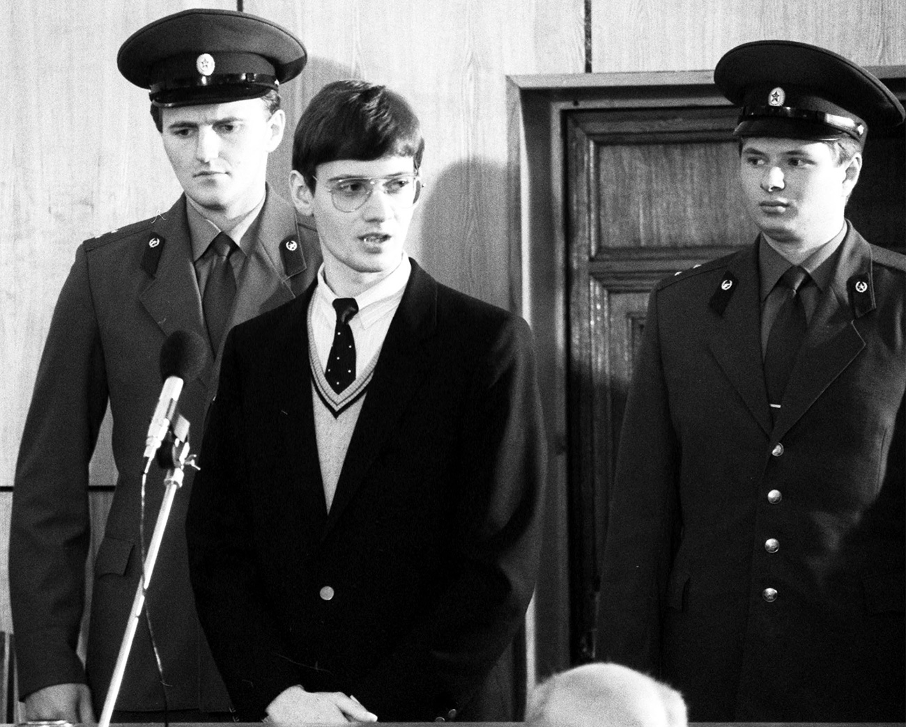 Немачки аматерски пилот Матијас Руст, у средини, на суђењу због незаконитог слетања у близини Црвеног трга у Москви 1987. Извор: Николај Малишев/ Александар Конков/ТАСС