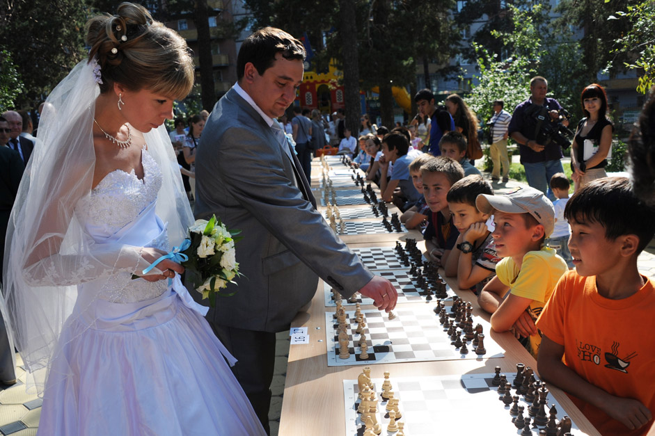 Участници в сеанса на едновременна игра в Шахматния парк в рамките на руския шампионат по шах.