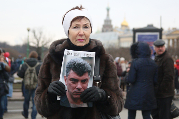 A woman holds a portrait of Russian opposition leader Boris Nemtsov during a march in memory of him on March 01, 2015 in Saint-Petesrburg.