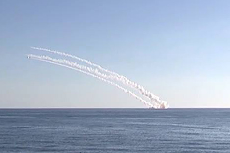 Peluncuran serentak sejumlah rudal kapal Kalibr dari kapal selam Rostov-on-Don submarine.