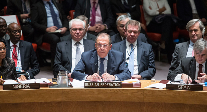 Al centro, il ministro russo degli Esteri Sergej Lavrov.
