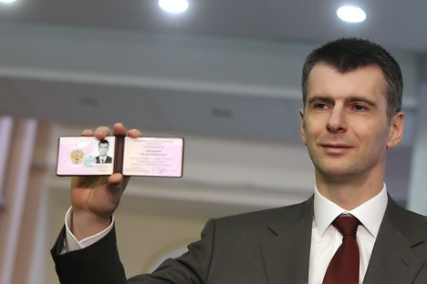 Prókhorov mostra documento de registro expedido pela comissão eleitoral Foto: RIA Nóvosti