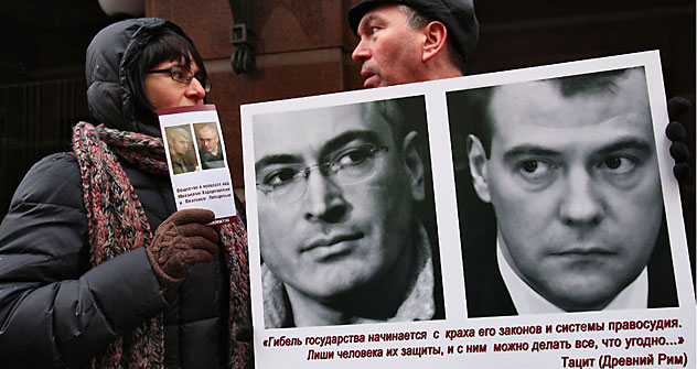 "Das Verderben eines Staates fängt mit dem Zusammenbruch seiner Gesetze und seines Rechtssytems an.." steht auf einem Plakat eines Chodorkowskij-Befürworters. Foto: Kommersant