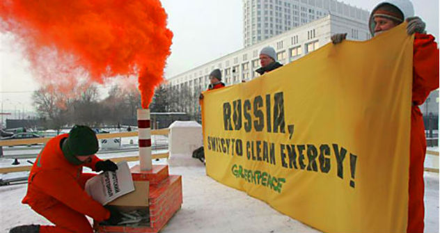 Greenpeace Russia protestiert gegen Atomkraftwerke vor dem Weißen Haus in Moskau. Foto: Reuters
