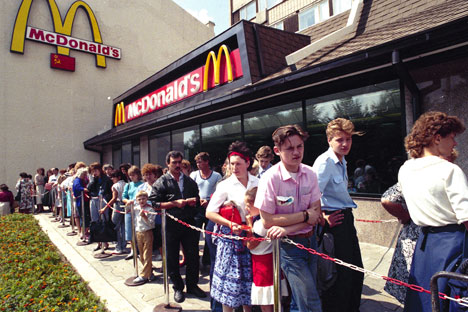 Foram necessários 14 anos de luta para que George  Cohon conseguisse introduzir o primeiro restaurante  McDonald’s na URSS/Foto: AP