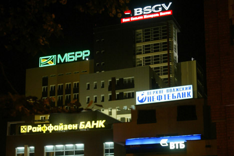 Neons anunciam bancos de varejo estrangeiros e locais em Moscou. Banqueiros nacionais afugentaram investidores externos/Foto: Kommersant
