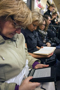 Usuários do metrô moscovita se rendem aos livros digitais/Foto de ITAR-TASS