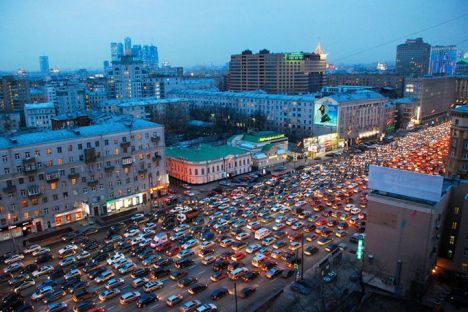 Sadovoe koltso, la carretera principal de Moscú suele estar parada durante la hora punta. Foto de Frederick Bernas, Flickr.com