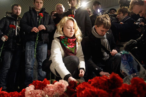 Parentes e amigos homenageiam as vítimas em Moscou / The Associated Press