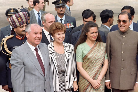Mikhail Gorbachev and his wife Raisa with Indian Prime Minister Rajiv Gandhi and his wife Sonia during his visit to India.   Source: Itar-Tass