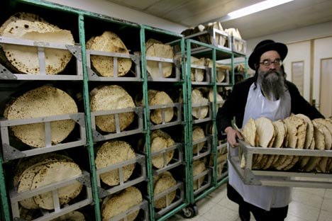 In the past, the baking of matzo endured strict repression. Photo: Reuters/Vostock-Photo