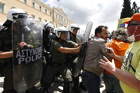 Riot policemen block municipal workers in front of the parliament building during a march against austerity in Athens, May 18 2011. Greeks have staged repeated demonstrations to protest the EU/IMF prescribed belt-tightening. The IMF warned Greece on 